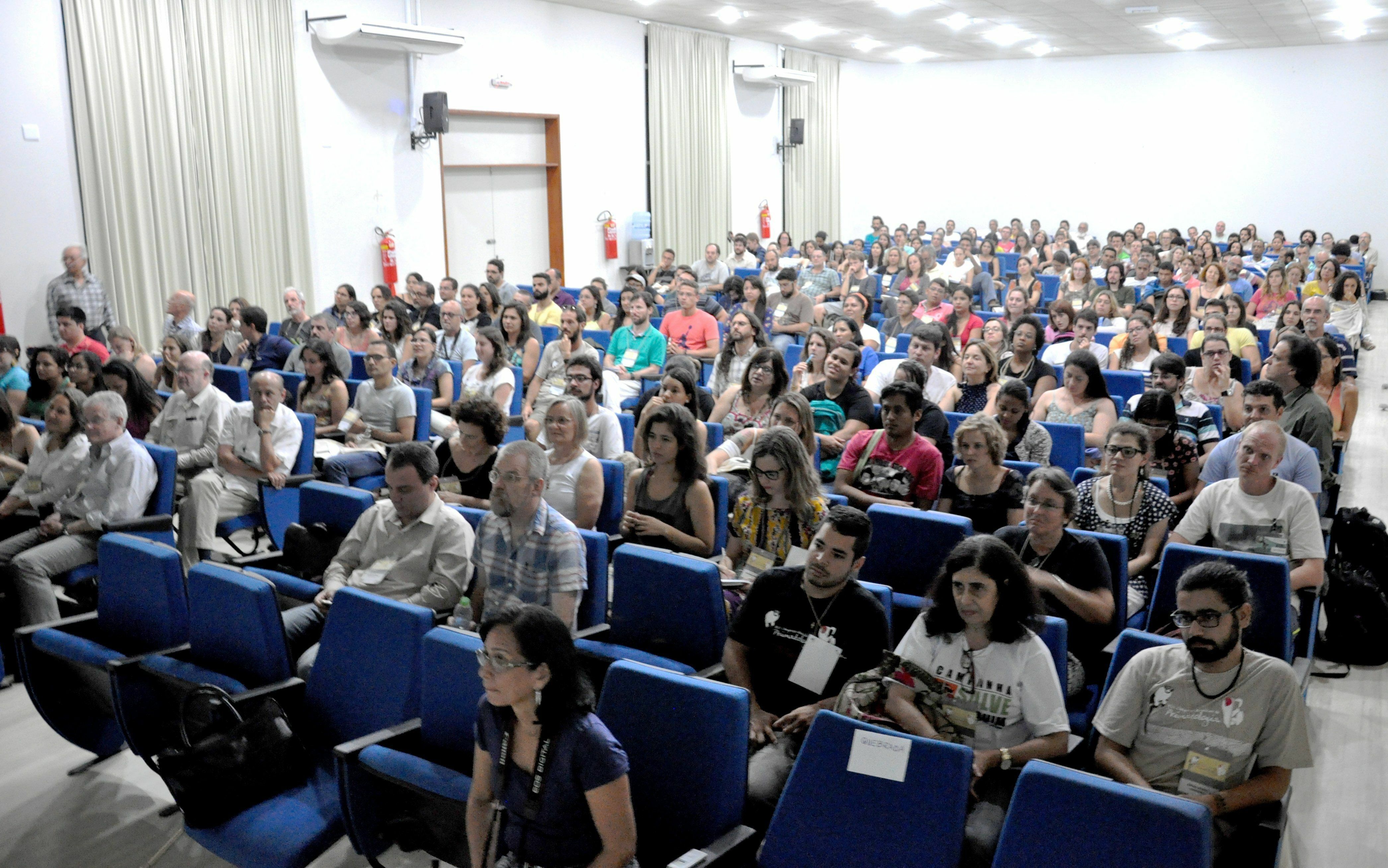 Auditório Rio Amazonas ficou pequeno para tantos congressistas